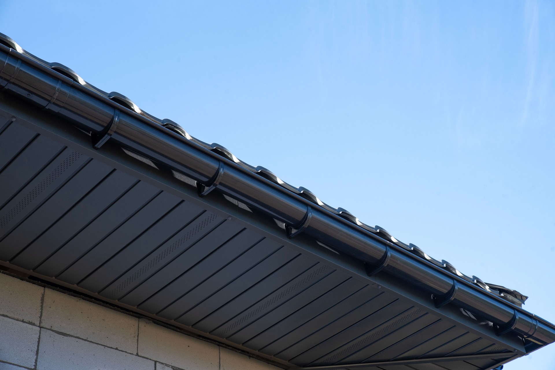 Metal soffit and gutters blend modern design with sky views, highlighting exceptional craftsmanship